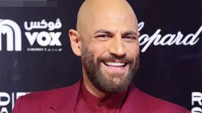 نيقولا معوض يظهر بـ لوك جديد في حفل افتتاح الدورة الثانية لمهرجان البحر الأحمر