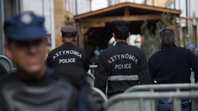 عاجل.. عبوتان ناسفتان تستهدفان سيارتين للسفارة الإيطالية في اليونان