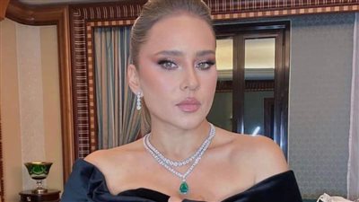 بإطلالة سوداء.. نيللي كريم تتألق بمهرجان البحر الأحمر السينمائي