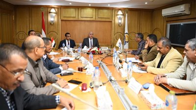  محافظ قنا يناقش الموقف التنفيذى لمشروعات الخطة الإستثمارية 