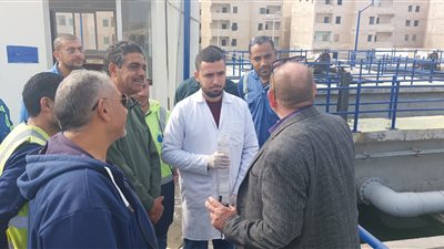 رئيس صرف الإسكندرية يؤكد على متابعة الحالة الفنية للمعدات داخل محطات المعالجة (صور)