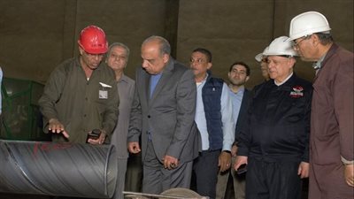 وزير قطاع الأعمال العام يتفقد شركتي النصر للمواسير والنصر للسيارات بحلوان