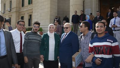 القباج والخشت يشهدان توزيع أجهزة اللاب توب الناطق على الطلاب المكفوفين