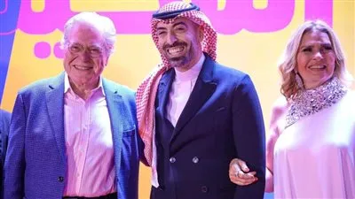 حسين فهمي يشاهد النسخة المرممة من 