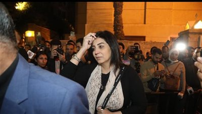 شاهد.. وفاء عامر من عزاء مفيد فوزي (صور) 