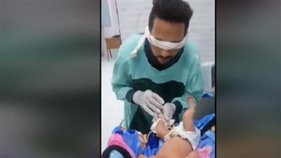 أول تعليق لنقيب التمريض على فيديو ممرض يعصب عينيه أثناء إعطاء حقنة لطفل