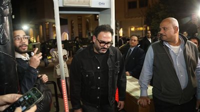 أكرم حسني وطارق علام يقدمان واجب العزاء لأسرة الراحل مفيد فوزي (فيديو)