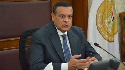 وزير التنمية المحلية يعلن بدء تطبيق قانون المحال العامة بجميع المحافظات