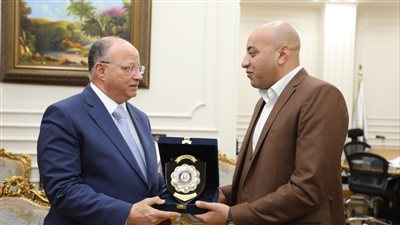 محافظ القاهرة يكرم مهندسا رفض رشوة مليون جنيه لاستخراج ترخيص بناء