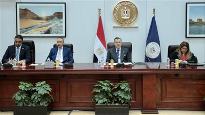وزير السياحة والآثار يجتمع بالعاملين بهيئة التنشيط السياحي