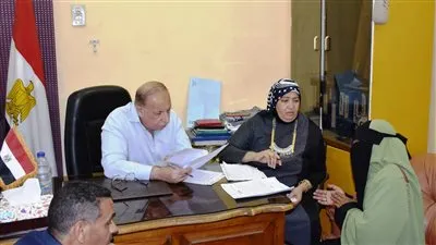 سكرتير عام أسوان يستمع لمشكلات ومطالب 40 مواطنًا