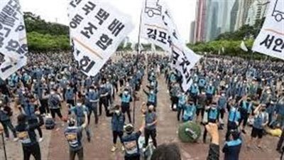 بسبب قرار حكومي.. عشرات العمال يتظاهرون في كوريا الجنوبية