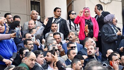 بدء وقفة المحامين أمام مبنى النقابة لرفض التسجيل في الفاتورة الإلكترونية |فيديو