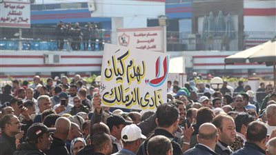 في وقفة احتجاجية.. عمال وموظفو الزمالك يطالبون وزارة الرياضة برفع الحجز عن أرصدة النادي