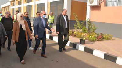 محافظ القليوبية يتفقد عددا من المصانع بمنطقة الصفا الصناعية بالخانكة 