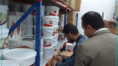 حماية المستهلك: ضبط ١٠ محلات تبيع السلع بأسعار زائدة بالإسكندرية (صور)