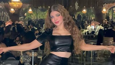 على طريقة أحلام.. ياسمين الخطيب تمازح الجمهور عن حلقتها بالبيجاما