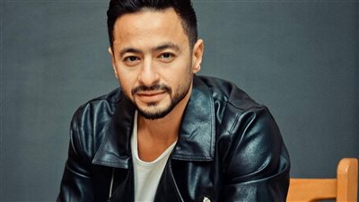 بعد تقديم أغنية صينية.. عمرو أديب يشبه حمادة هلال بـ 