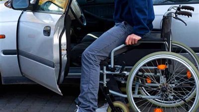 ما بين الغرامة وسحب الرخص.. العقوبة المنتظرة لقيادة الأصحاء لسيارة المعاقين