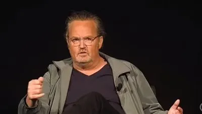 ماثيو بيري يكشف عن تفاصيل حزينة تمنعه من مشاهدة Friends 