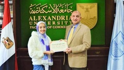 عميد تجارة الإسكندرية يكرم طالبة لحصولها على المركز الأول في مسابقة القرآن الكريم 