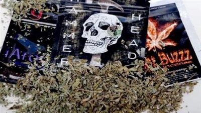 التحقيق مع ديلر لحيازته على كوكتيل مخدرات في الوراق