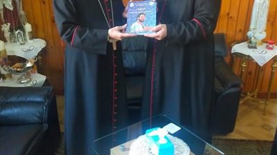الأنبا دانيال يهدي بطريرك الأقباط الكاثوليك كتاب الصف الثاني الابتدائي 