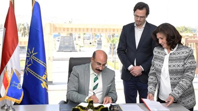  محافظ أسوان يوقع اتفاقية المرحلة الجديدة لمشروع تحسين مياه الشرب