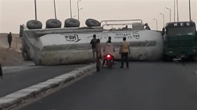 إصابة شخصين في انقلاب سيارة محملة بالأسمنت بالمنيا