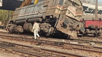 خروج جرار قطار عن القضبان فى محطة سكة حديد طنطا (صور)