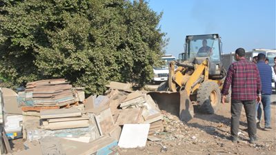 إزالة تشوينات لمصنع سيراميك يعتدي على الطريق بالقليوبية