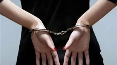 أقوال شهود العيان فى واقعة سيدة حطمت سيارتين واحتجزت جارتها بالمقطم