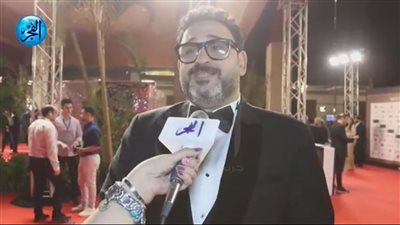 في ملتقى التميز والإبداع.. أكرم حسني يهدي تكريمه إلى وائل الدحدوح 