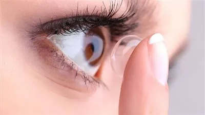 هل استخدام العدسات اللاصقة يضر العيون؟.. طبيب يجيب (فيديو)