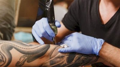 عالم أزهري يحسم الجدل بشأن الوشم (فيديو)