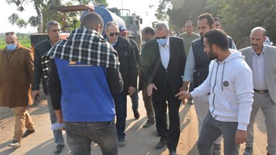 محافظ القليوبية يتفقد مشروعات رصف الطرق بمبادرة حياة كريمة 