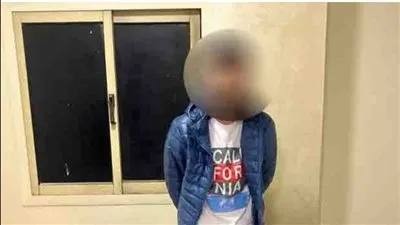 ضبط أحد الأشخاص بالقاهرة بحوزته فرد خرطوش ومواد مخدرة ومبلغ مالى