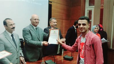 رئيس جامعة بنها يكرم الطلاب الفائزين في المسابقات الثقافية