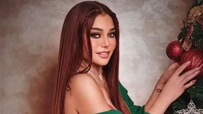 بـ ألوان شجرة الكريسماس هيفاء وهبي تحتفل برأس السنة الميلادية في جلسة تصوير جديدة