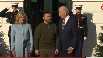رئيس أوكرانيا يتخلى عن الملابس الرسمية في لقاء بايدن بالبيت الأبيض