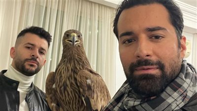 أحمد حاتم يستقبل رامز أمير برفقة طائر العقاب 