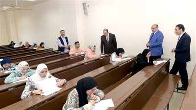 رئيس جامعة المنصورة يتفقد امتحانات الفصل الدراسي الأول بكلية الاَداب
