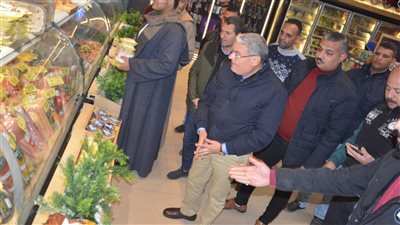 محافظ المنيا يتابع توافر السلع والمنتجات الغذائية بأسعار مناسبة بعدد من المنافذ