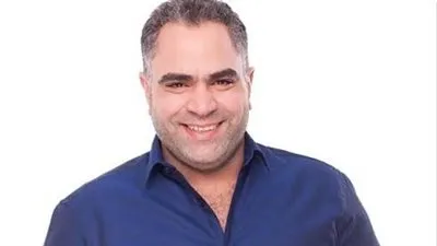 بعد أزمته الصحية بالسعودية.. محمد شاهين يعود للقاهرة ويتلقى العلاج 