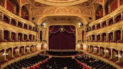 بمناسبة العام الجديد.. انتعاشة فنية كبيرة بمسارح مصر 