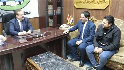 محافظ المنوفية يلتقي عدد من أبناء القرى للاستماع لشكواهم