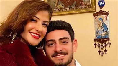 هيدي كرم تحتفل مع نجلها برأس السنة وتهنئ جمهورها بالعام الجديد 