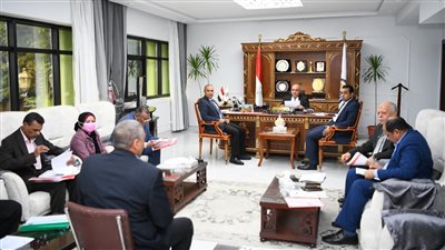 محافظ قنا يترأس لجنة اختيار المتقدمين لشغل الوظائف القيادية 