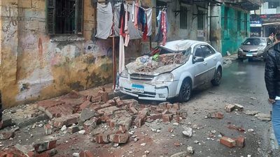 تحطم سيارة نجل الفنان أحمد شيبة في نوة الأمطار بالإسكندرية (صور)