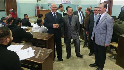 رئيس جامعة بنها يتفقد سير الامتحانات بكلية الحقوق (صور)